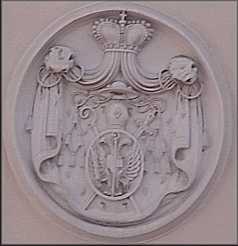 Grb na prehodu med Stolnico in Škofijskim dvorcem